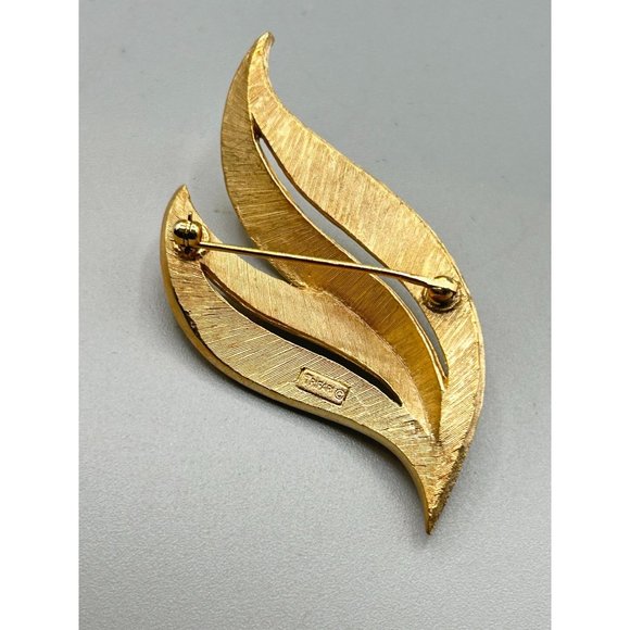 Signed TRIFARI Brushed Textured Gold Tone Leaf Brooch Swirled Simple Sleek Style - Picture 4 of 6